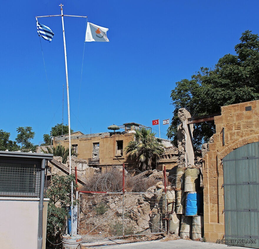 Слева - флаги Греции и Кипра, а на заднем плане - флаг Турции и флаг Турецкой Республики Северного Кипра