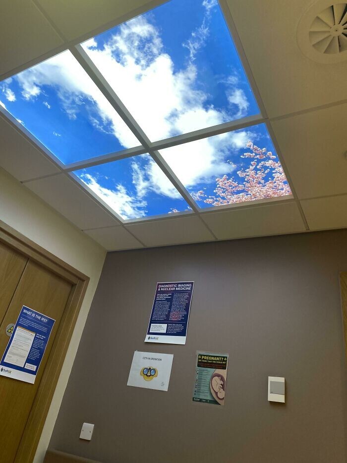 16. Больница, в которой есть фальшивое светодиодное окно на потолке. Для получения дозы виртуального солнечного света и поднятия настроения
