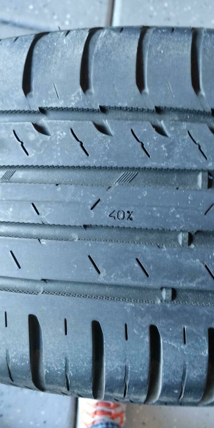 3. На этих шинах есть проценты, отлитые в резине, которые проявляются постепенно по мере увеличения пробега. Чтобы знать, какова оставшаяся глубина протектора