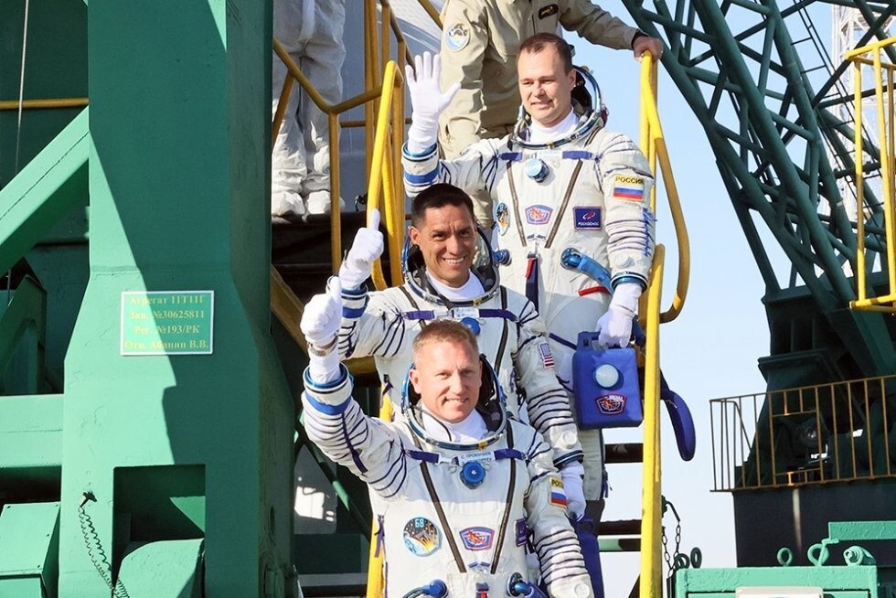 Два российских космонавта и астронавт НАСА успешно приземлились в Казахстане
