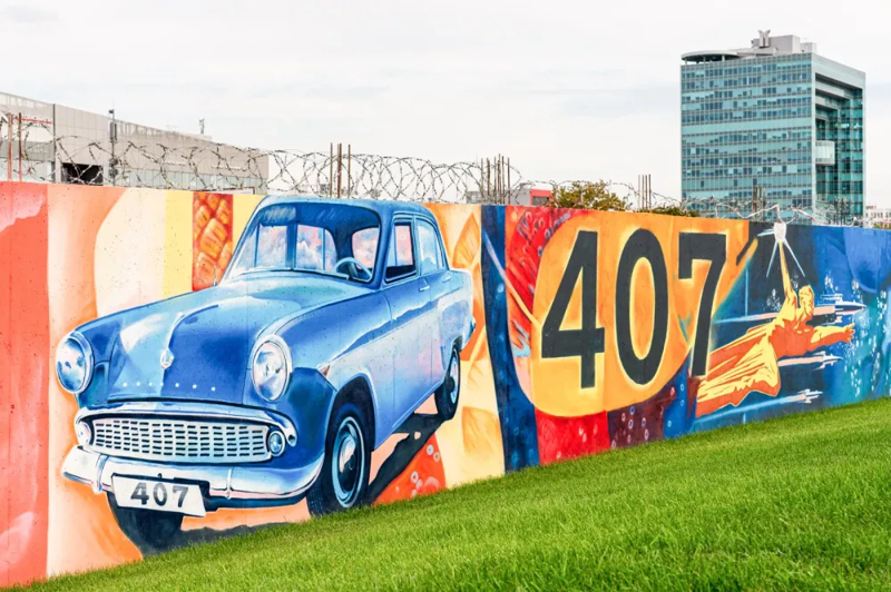 На стене у завода "Москвич" появились граффити с изображениями автомобилей