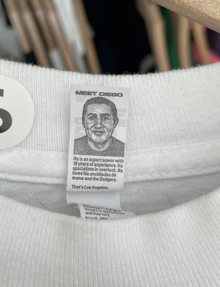 16. Производитель футболок размещает на бирке фотографию человека, который их изготовил
