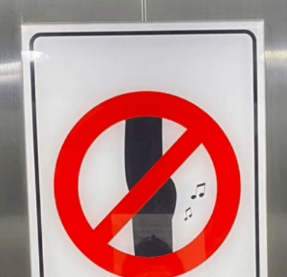 9. Запрет на пуки в лифте
