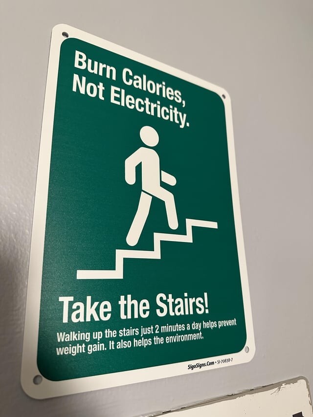 2. "Я живу на 28 этаже - и у меня в доме появилась табличка, что лучше ходить по лестнице, чтобы экономить электричество"
