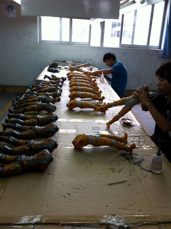 Процесс изготовления статуэток Гордона Фримена в одной из китайских фабрик в 2013 году по заказу компании Gaming Heads