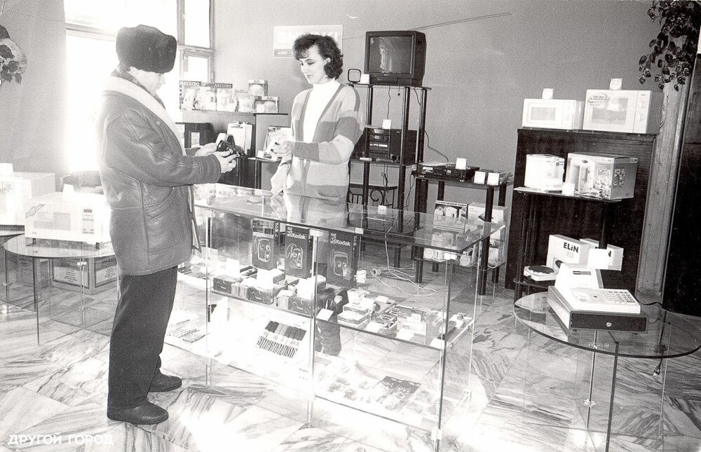 В магазине бытовой электроники, 1990–е годы, Самара