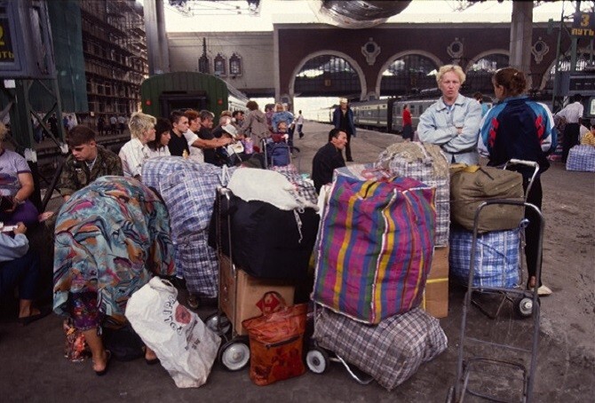 Челноки на Казанском вокзале, 1990–е годы, Москва.