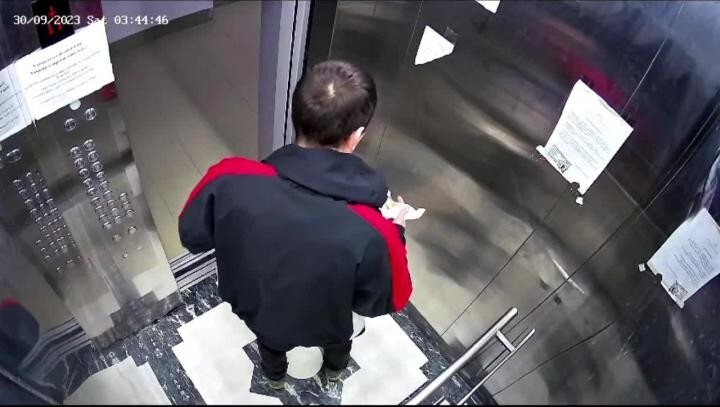 Мужчина «сделал дело» прямо в лифте и пошёл «гулять смело»