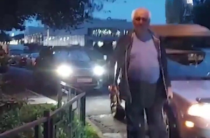 В Петербурге  пенсионер с саблей напал на водителя