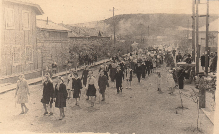 Южно-Курильск, Сахалинская область, праздничная колонна школьников на 1 мая, 1956 год.