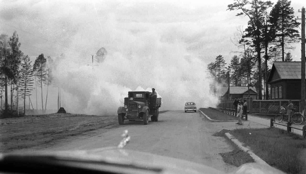 Братск, Иркутская область, 1959 год. На фото работа машины-дымокура для отпугивания гнуса и комаров на улицах города.