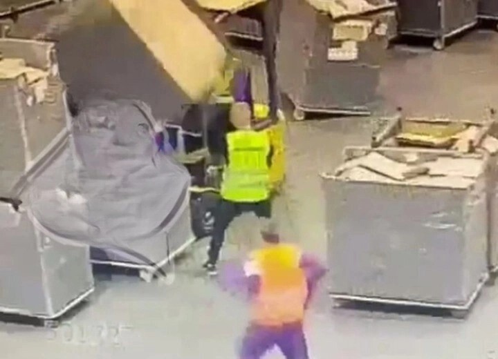 На складе WB в Электростали на работника упал огромный ящик с товаром