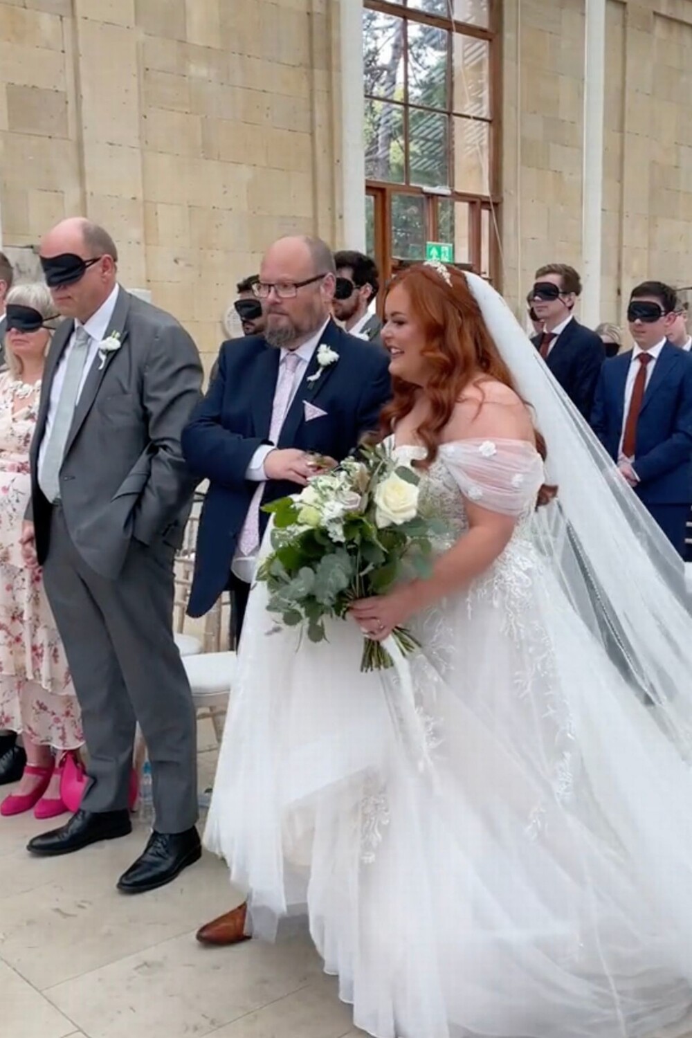 Ради невесты жених и гости завязали глаза
