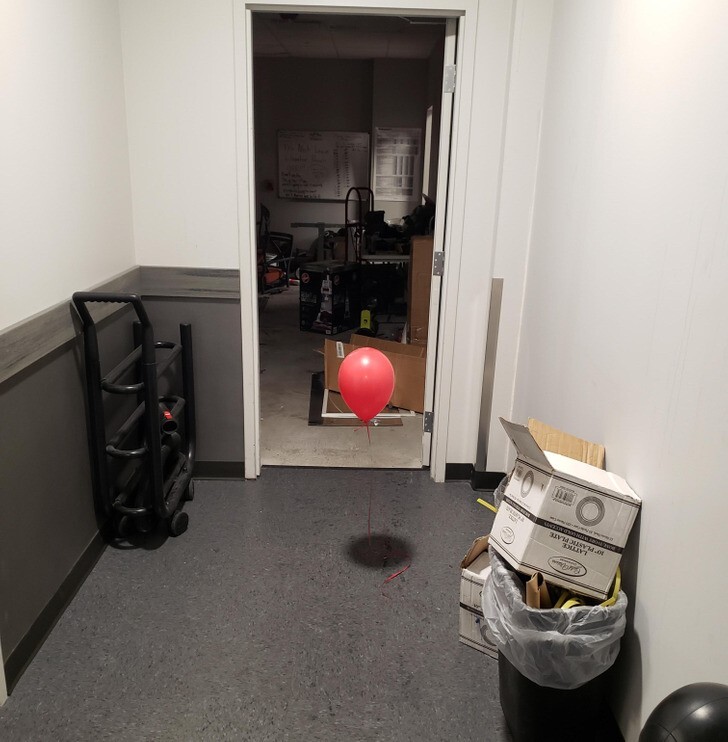 15. Одинокий воздушный шар в коридоре моей работы