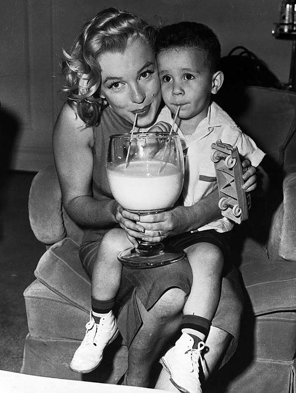 13. Мэрилин Монро позирует для благотворительной кампании, 1955 год