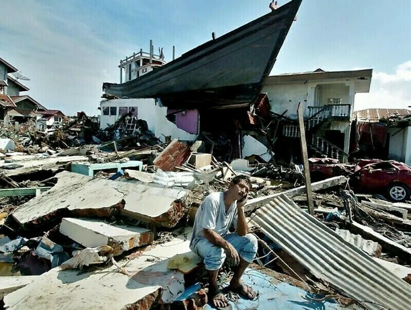 Почему в городе Индонезии много лет стоит лодка на крыше дома и баржа посреди города