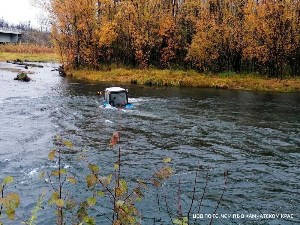 Пьяный тракторист на спор решил пересечь реку и едва не погиб