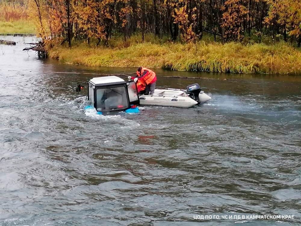 Пьяный тракторист на спор решил пересечь реку и едва не погиб