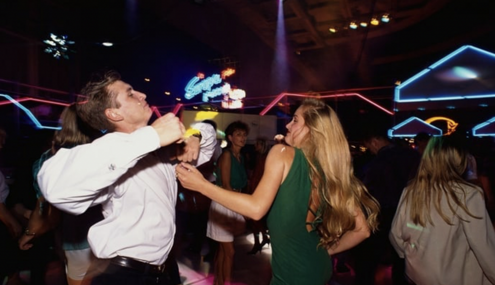9. Молодые люди танцуют на дискотеке «У ЛИС'Са», Москва, 1992 год