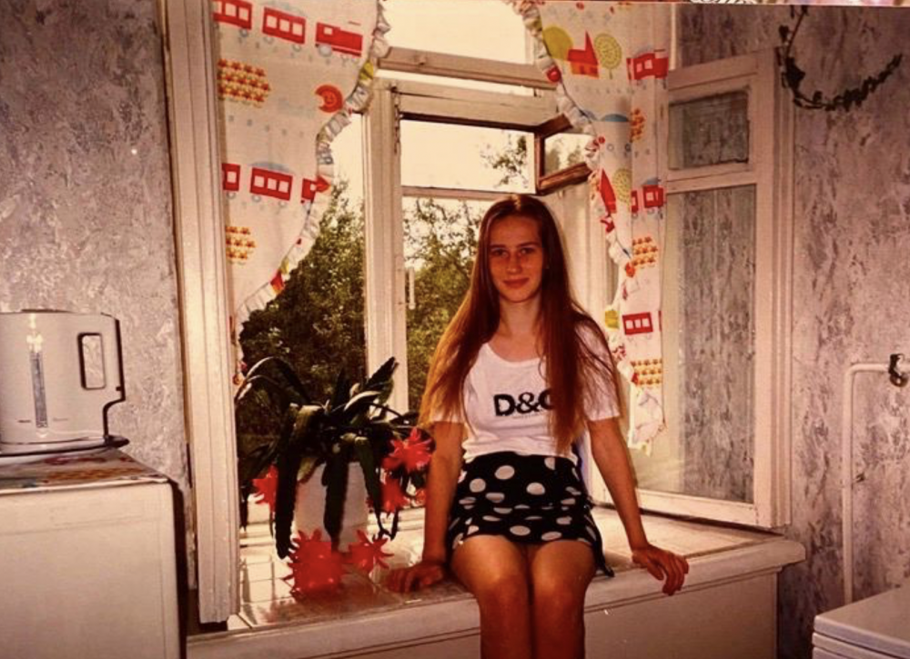 8. Домашнее фото модной девушки в D&G, 1998 год