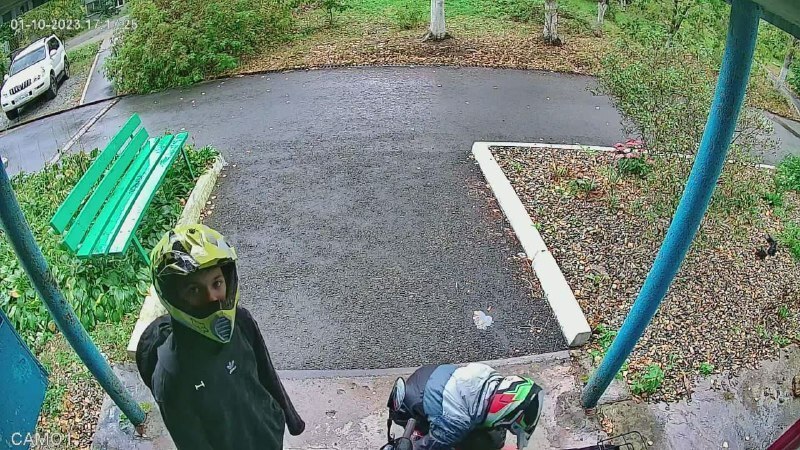 В Приморье на камеры видеонаблюдения попали подростки, которые втыкают в скамейку иглы от шприцов