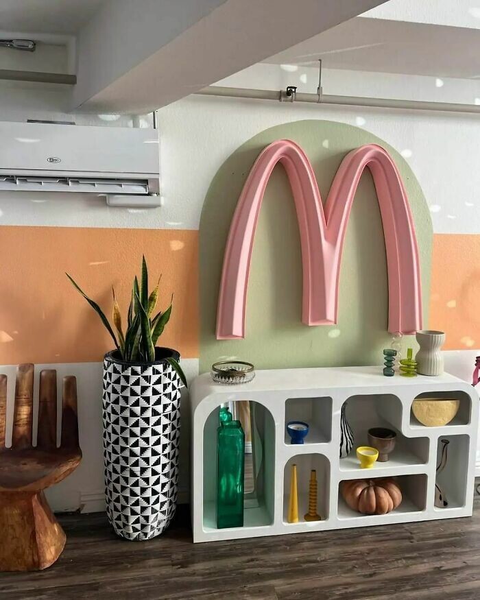 20. "Нашла на маркетплейсе логотип Mcdonald's, покрасила его в розовый цвет и повесила у себя дома!"