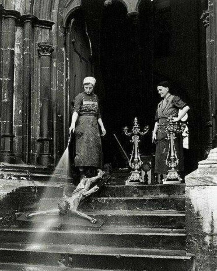23. Уборщицы, моющие распятие, 1938 год