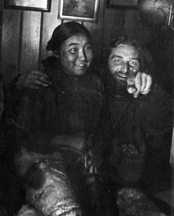 30. Датский исследователь Арктики Питер Фройхен со своей первой женой Навараной Мекупалук в 1912 году