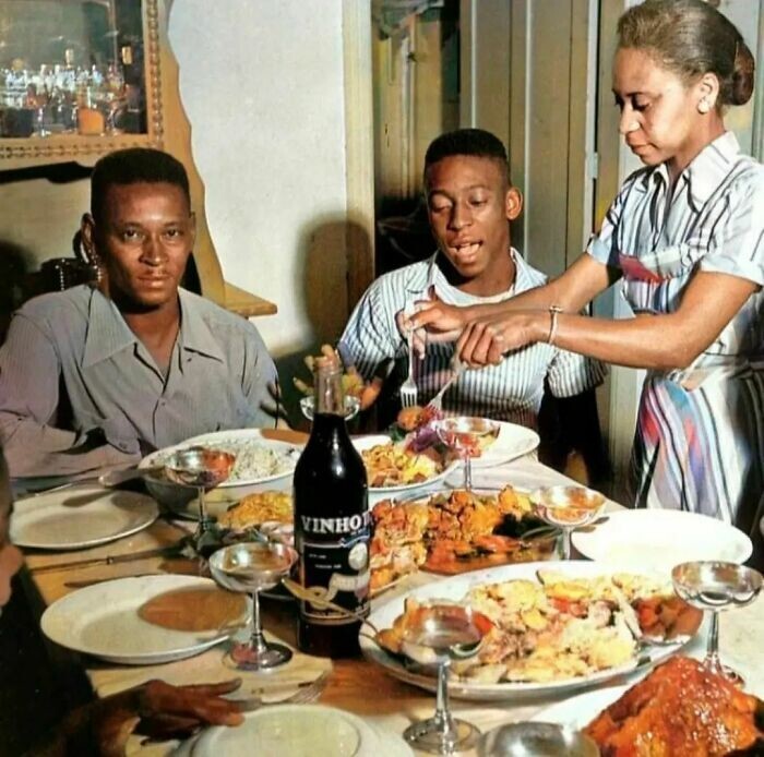 28. Пеле обедает со своими родителями, 1958 год