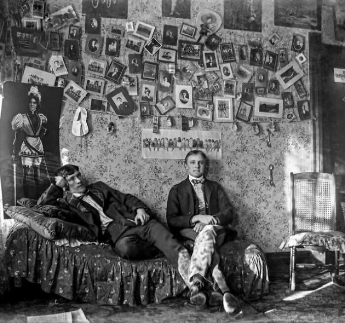 29. Студенты в комнате общежития колледжа в 1910 году (Университет Иллинойса)