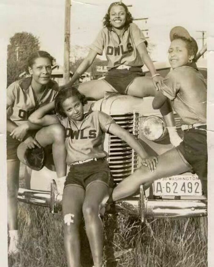 4. Члены «черной» женской команды по софтболу Owls («Совы»), 1930-е годы