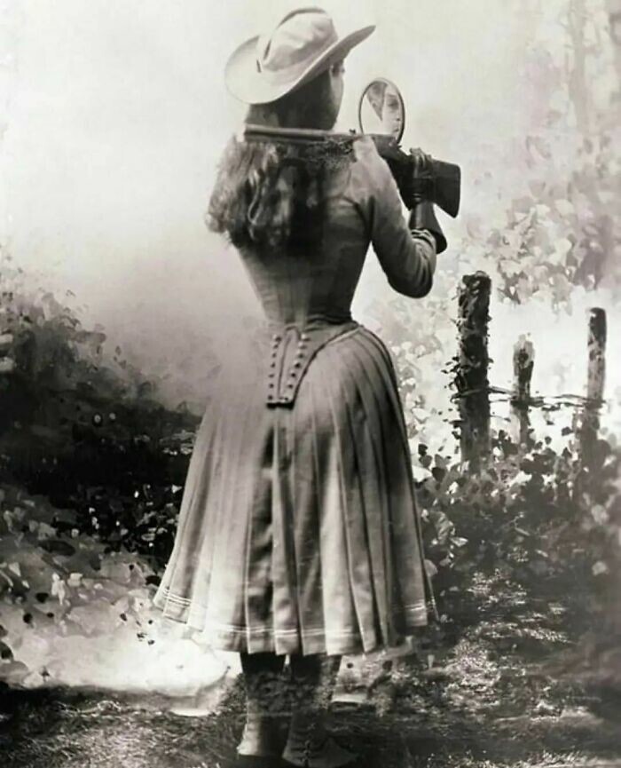 12. Снайпер Энни Окли стреляет через плечо с помощью ручного зеркала, 1899 год