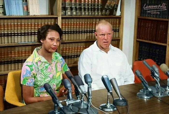 3. Супружеская пара Милдред и Ричард Лавинг отвечают на вопросы на пресс-конференции на следующий день после того, как Верховный суд США вынес решение в их пользу в деле «Лавинг против Виргинии». 13 июня 1967 г.