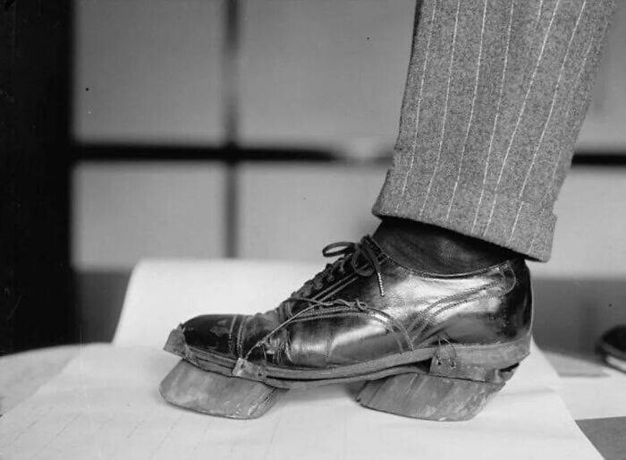 24. «Коровьи ботинки», которые самогонщики использовали во времена сухого закона, чтобы замаскировать свои следы, 1924 год