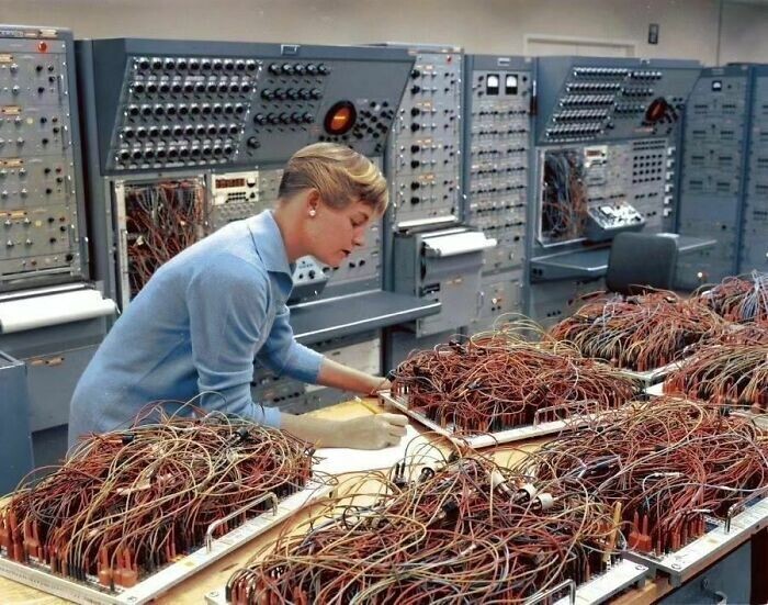 21. Инженер Карен Лидли работает над аналоговыми компьютерами в космическом отделе компании General Dynamics, 1964 год