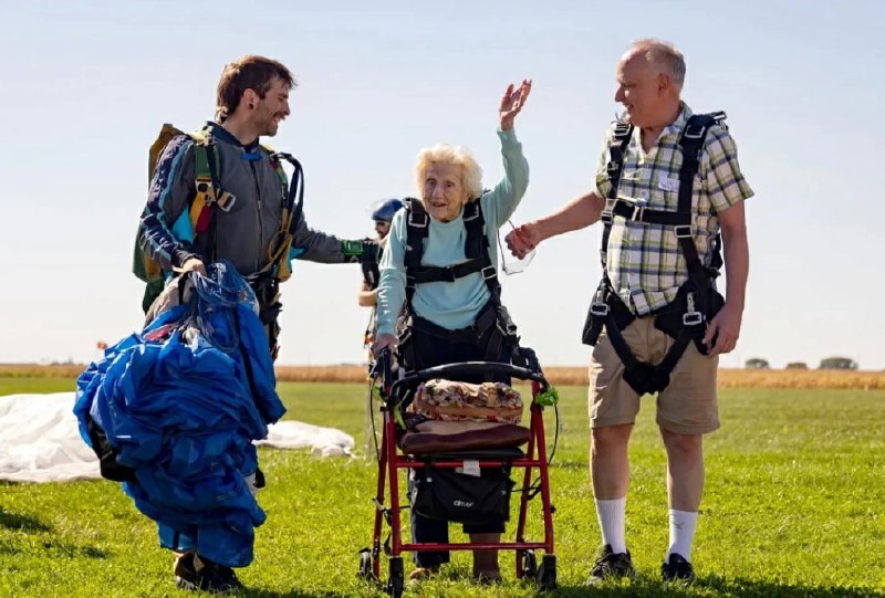 Американская бабуля в 104 года сиганула с парашютом, автоматически став старейшей парашютисткой в мире