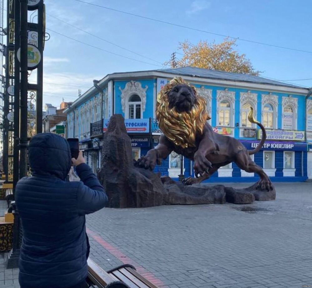 В Екатеринбурге установили огромную статую льва с золотыми бубенцами