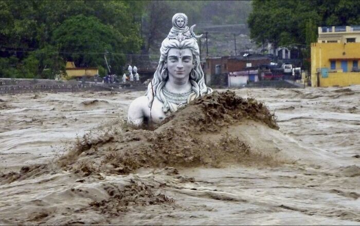 20. Частично затопленная статуя Шивы-Разрушителя во время наводнения в штате Уттаракханд, Индия