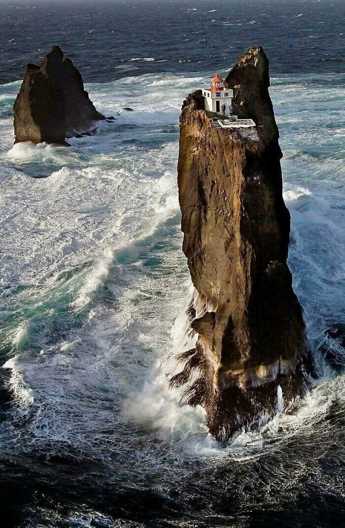11. Маяк, расположенный на каменном столбе на островах Вестман, Исландия