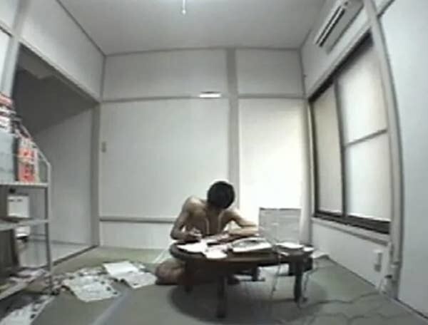 2. «В течение 15 месяцев Томоаки Хамацу снимался в японском реалити-шоу. Он находился один и раздетый в квартире, и должен быть выживать за счет выигрышей в лотереях»