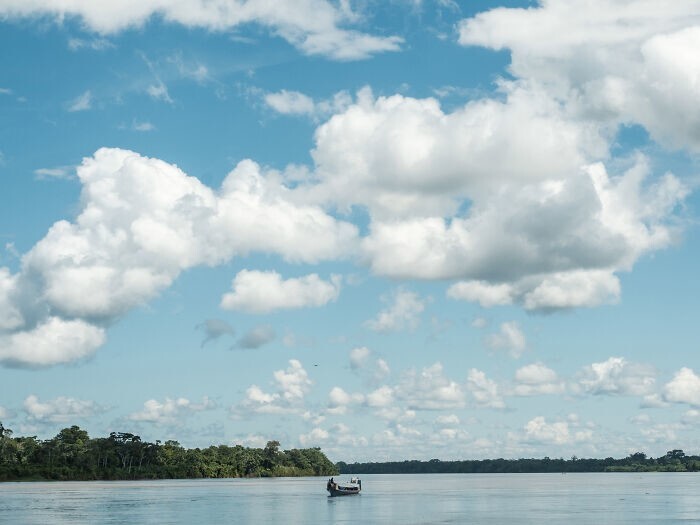 Одинокая лодка на Амазонке