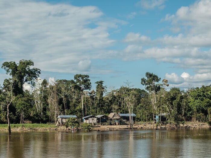 Маленькое поселение на берегу Амазонки