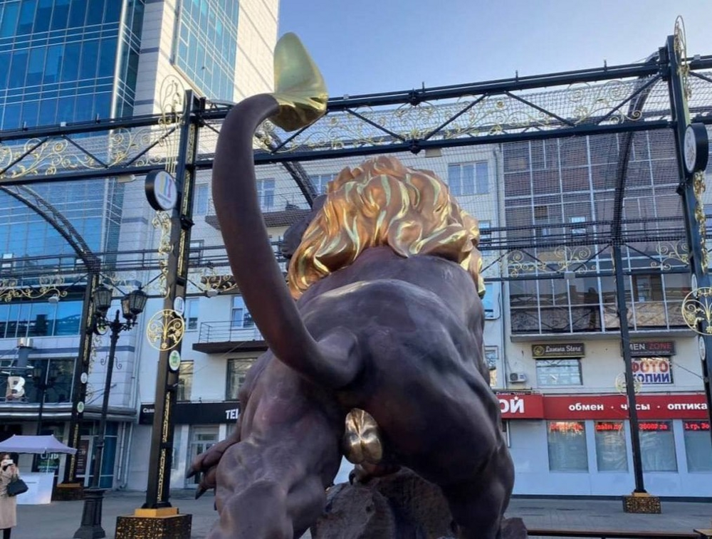«Мы сильные духом, поэтому у нашего льва золотые яйца»: в Екатеринбурге поставили необычный момент и местные жители удивились
