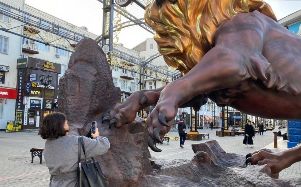 «Мы сильные духом, поэтому у нашего льва золотые яйца»: в Екатеринбурге поставили необычный момент и местные жители удивились
