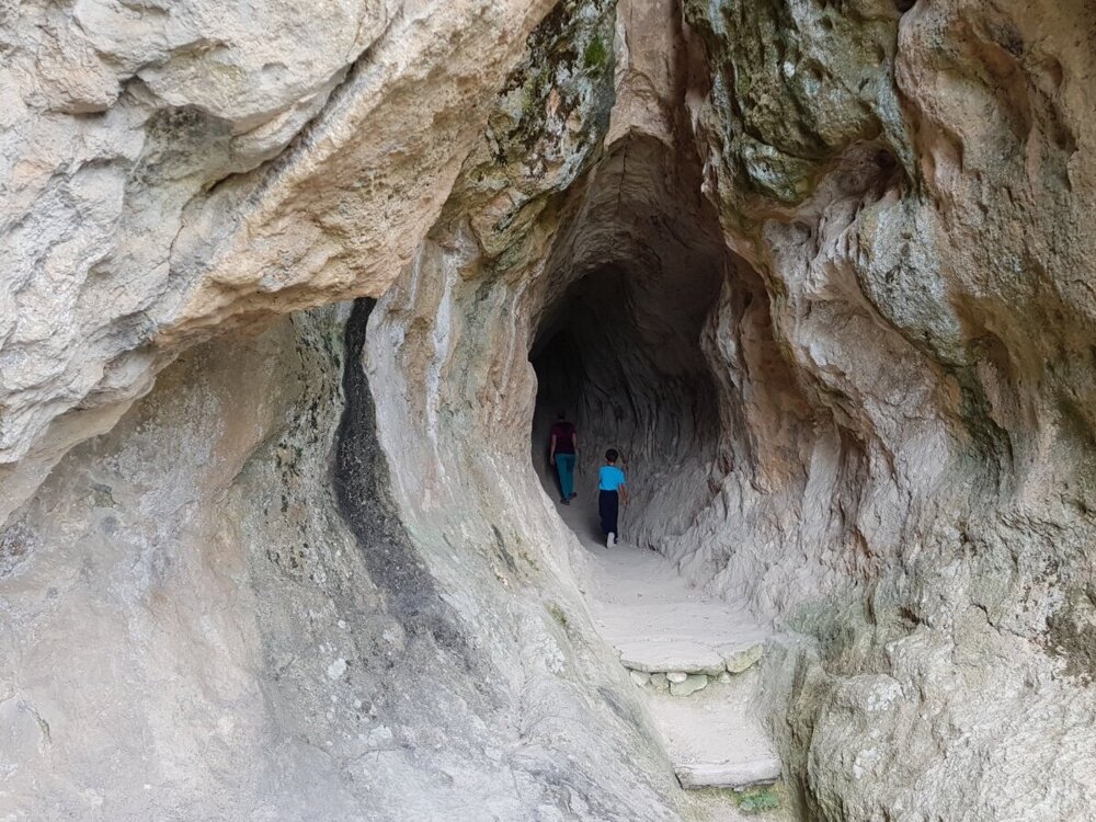 Зачем древние люди построили пещеру в виде женского полового органа