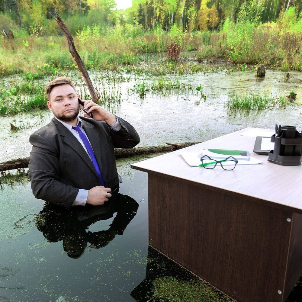 Парень, сфотографировавшийся в костюме в болоте, повторил свой снимок