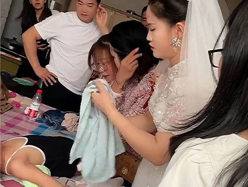 В Китае невеста прервала свадьбу ради спасения ребенка, которому стало плохо