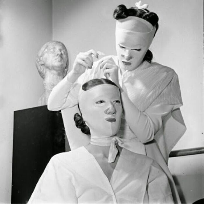 28. Косметические процедуры в салоне Элены Рубинштейн, 1940-е годы