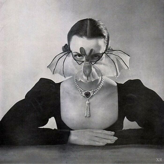 15. Маска "Летучая мышь" из немецкого журнала мод, 1951 год