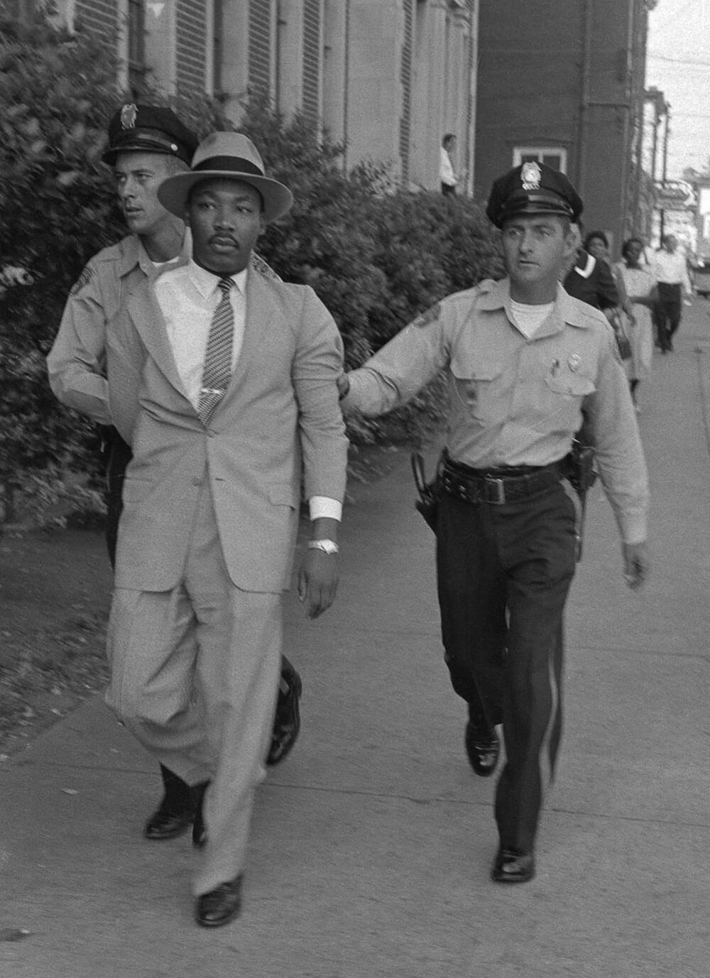 1. Мартин Лютер Кинг арестован за то, что подал в суд на обслуживание в ресторане для белых, 1964 год